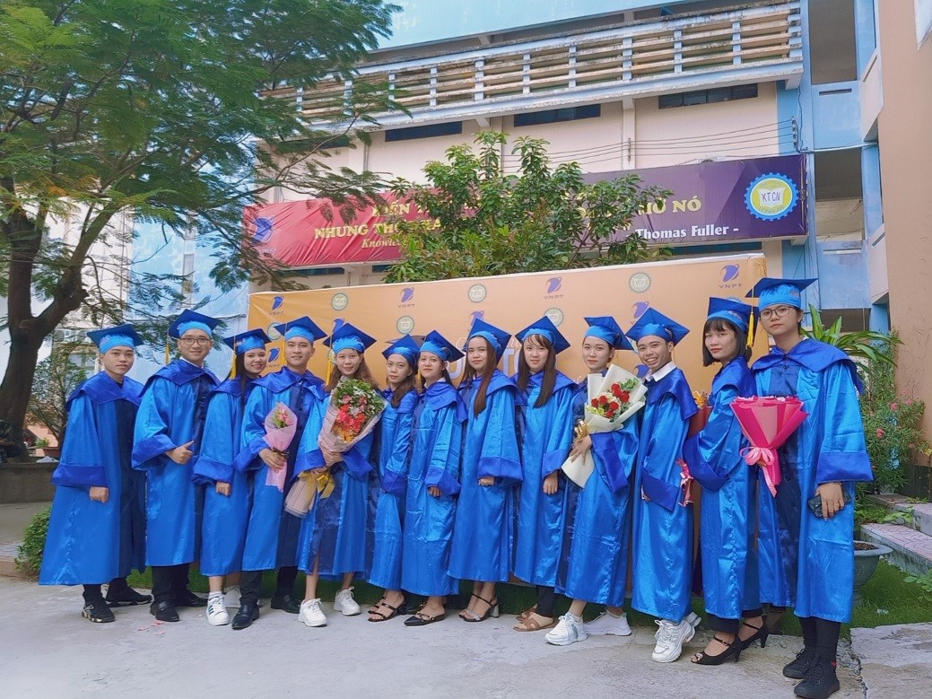 Chúc mừng chúng ta tốt nghiệp nhé!