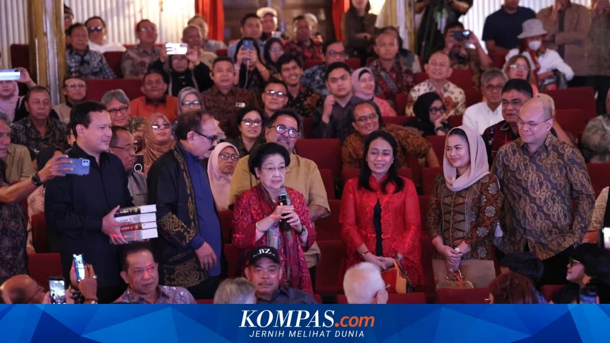 Megawati Soekarnoputri hadir dalam acara peluncuran buku autobiografi Erros Djarot di Gedung Kesenian Jakarta