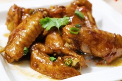 Xúc cánh gà om coca ra đĩa và thưởng thức ngay khi còn nóng sẽ ngon hơn nhé!