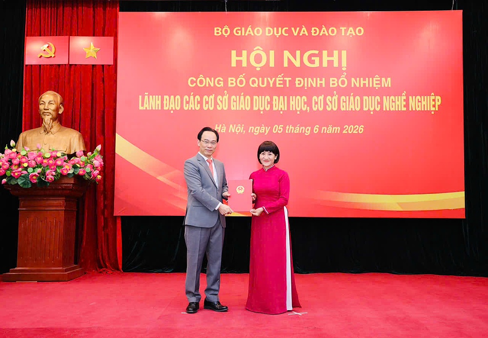 Bộ trưởng Bộ Giáo dục và Đào tạo trao quyết định bổ nhiệm Hiệu trưởng và Phó Hiệu trưởng Trường Đại học Tây Bắc