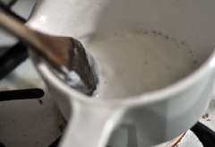 Trong khi đợi xôi ngấm, dùng 1 muỗng canh cốt dừa vừa để dành, đổ vào nồi nhỏ, khuấy cùng 1 muỗng canh đường và 1/4 thìa cà phê muối. Hòa bột sắn dây với 20ml nước lọc rồi cho vào nước cốt dừa, khuấy đều khoảng 3 phút là được.