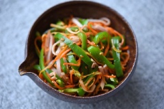 Salad ớt cà rốt với hương vị Nhật khá lạ miệng và ngon đấy. Bạn có thể dùng món này trong bữa cơm để ăn kèm hoặc làm món ăn kiêng cũng rất ổn đấy. Nhanh lưu lại công thức ngay nhé.