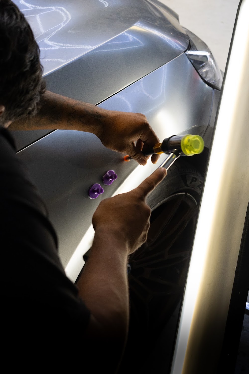 Equipo Hydrographarts trabajando en el taller 28 — taller de car wrap, PPF y detailing Hydrographarts en Estado de México