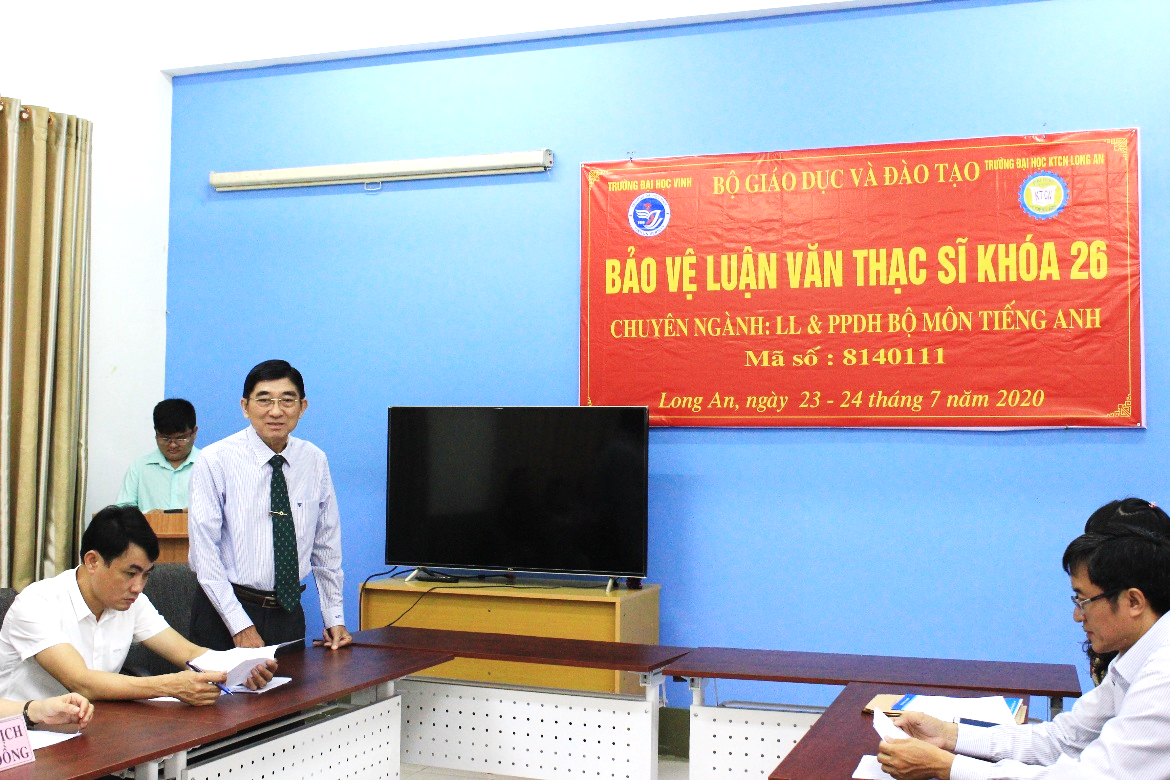 ThS. Huỳnh Văn Xê phát biểu khai mạc buổi lễ chúc cho các học viên bảo vệ tốt luận văn của mình.