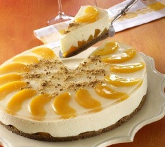Cheessecake đào vị ngọt dịu mát lạnh và béo thơm đặc trưng của phô mai và đào, dễ dàng đánh gục các nàng hảo ngọt.