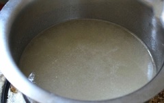 Đường trắng, bột rau câu, vani cho vào nồi cùng 700ml nước, khuấy đều, nấu sôi nhỏ lửa cho đường tan hết.