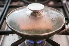 Đậy nắp lại và đun trong khoảng 5-10 phút tùy thuộc vào độ lớn của miếng cá hồi. Tuy nhiên bạn cần lưu ý là không nấu cá quá lâu nhé.
