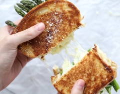 Măng tây rửa sạch, nhặt lấy phần non, để ráo. Bắc 1 cái chảo lên bếp, cho dầu olive vào đun nóng. Sau đó cho măng tây vào xào chín cùng muối và tiêu.