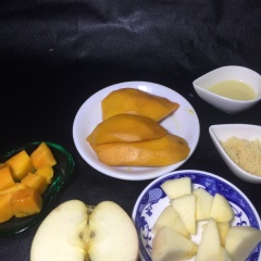 Chuẩn bị trái cây gọt bỏ vỏ cắt múi.