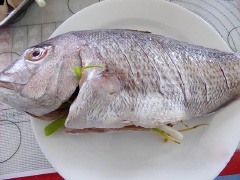 Cá rô phi làm rửa sạch, bỏ ruột, đánh vẩy, chặt bỏ vây, dùng dao khứa vào đường trên lưng cho dễ ngấm gia vị. Sau đó thoa chút muối rồi nhét hành lá và gừng vào bụng cá. Để cá lên khay hay dĩa.