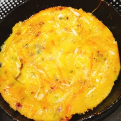 Bắt chảo lên bếp, cho một muỗng canh dầu ăn. Khi dầu nóng cho từng muỗng bột vào chảo sao cho bánh dày khoảng 1cm. Khi mặt bánh vàng đều thì lật mặt còn lại đến khi chín vàng cả hai mặt thì lấy bánh cho ra đĩa.