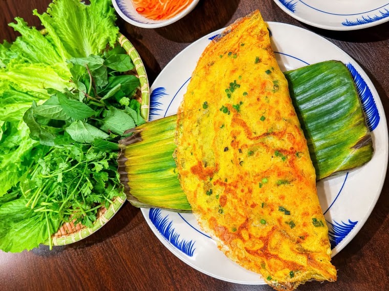 트래비티가 체험단을 운영한 다낭 음식점의 반쎄오. 위에서 내려다본 한 접시 컷은 틱톡 영상의 첫 장면으로 그대로 쓰기 좋다