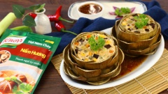 Cho bông atiso hấp ra dĩa, rưới nước sốt bên dưới, khi ăn tách lấy cánh hoa, thêm miếng nhân đậu hũ, chan sốt lên rồi thưởng thức thôi nào. Bông atiso nhồi đậu hũ hấp mang một mùi hương atiso đặc trưng, mùi vị thanh đạm nhẹ nhàng rất phù hợp cho những ngày ăn chay tịnh. Ngoài ra atiso còn rất tốt cho sức khỏe, nếu muốn bồi bổ cho người thân mà vẫn muốn giữ được sự thanh đạm thì hãy nấu món Bông Atiso nhồi đậu hũ hấp này bạn nhé!