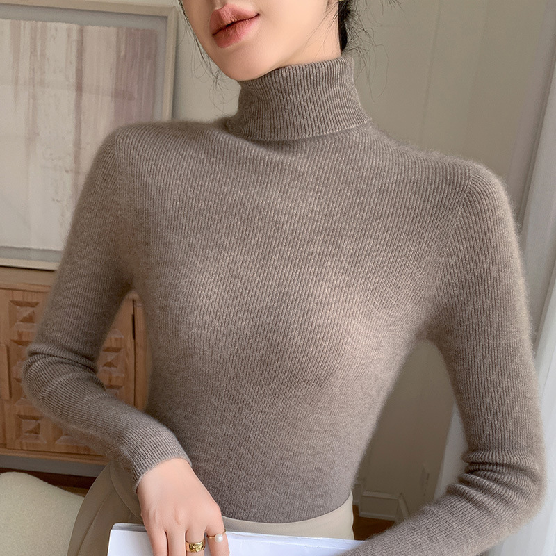 Women's seamless turtleneck sweater made of 100% wool