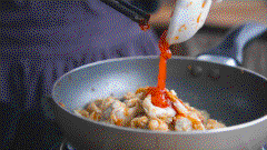 Phi thơm tỏi, hành tím và sả băm, đến khi hỗn hợp vàng đều và dậy mùi thì các bạn cho phần thịt nghêu đã ướp vào, cho thêm sa tế vào, đảo đều cho thấm gia vị.