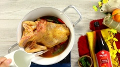 Bắc lên bếp 1 nồi lớn, làm nóng 1 muỗng canh dầu ăn, sau đó thêm 20gr tỏi nguyên tép, 20gr hành tím, 20gr sả cắt khúc, 20gr tiêu xanh, 10gr ớt trái rồi rang thơm. Sau đó xếp gà đã ướp vào nồi, chế hết phần nước sốt ướp vào chung. Tiếp theo đổ vào nồi 500ml nước dừa rồi đun nóng.