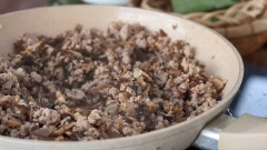 Với phần nhân bánh, bạn đặt 1 cái chảo lên bếp, cho vào chảo 1 ít dầu ăn, đợi dầu nóng rồi cho tiếp 1 muỗng canh tỏi, 1 muỗng canh hành tây, 1 muỗng canh hành tím băm vào xào thơm rồi cho 200gr thịt heo bằm vào, thịt gần chín thì cho 20gr nấm hương, 30gr nấm mèo đã ngâm mềm cắt nhỏ và 1 muỗng canh hành phi vào. Nêm 1 muỗng canh muối, 1 muỗng canh hạt nêm, 1 muỗng canh tiêu vào đảo đều 5 phút rồi tắt bếp.