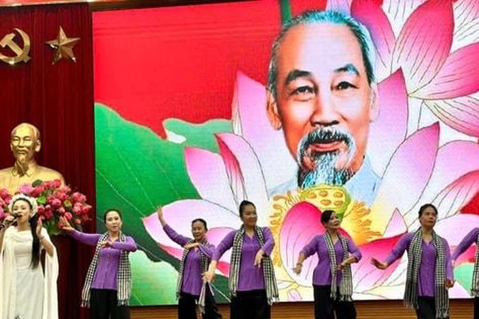 Phụ nữ Thủ đô gửi lời ca dâng Bác - Báo Hà Nội Mới