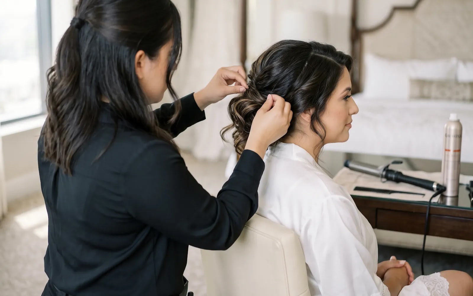 Profesional del Team Mar Palomar preparando y estilizando el cabello de una novia antes de su boda.