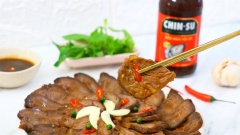 Bắp bò kho mật mía là một trong những món Tết truyền thống miền Trung, với những miếng thịt bò được kho mềm ẩm thấm gia vị đậm đà. Bắp bò có vị thơm, cay của gừng, tiêu xanh hòa quyện với vị đậm đà, thơm dịu của mật mía là sự kết hợp hoàn hảo cho món ăn ngày thường cũng như vào dịp Tết đãi khách. Món này ăn với cơm nóng là thơm ngon hết xảy!