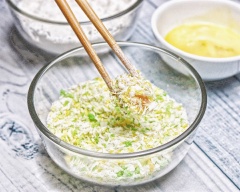 Đánh tan trứng gà. Cho cá hồi ra khỏi tủ lạnh, lăn cá qua lần lượt bột chiên giòn, trứng gà rồi bột chiên xù. Cho dầu vào nồi hoặc chảo, khi dầu sôi vặn nhỏ lửa lại rồi cho cá hồi đã tẩm bột vào chiên. Khi cá chín vàng giòn thì vớt cá hồi ra rồi thấm bớt dầu thừa.