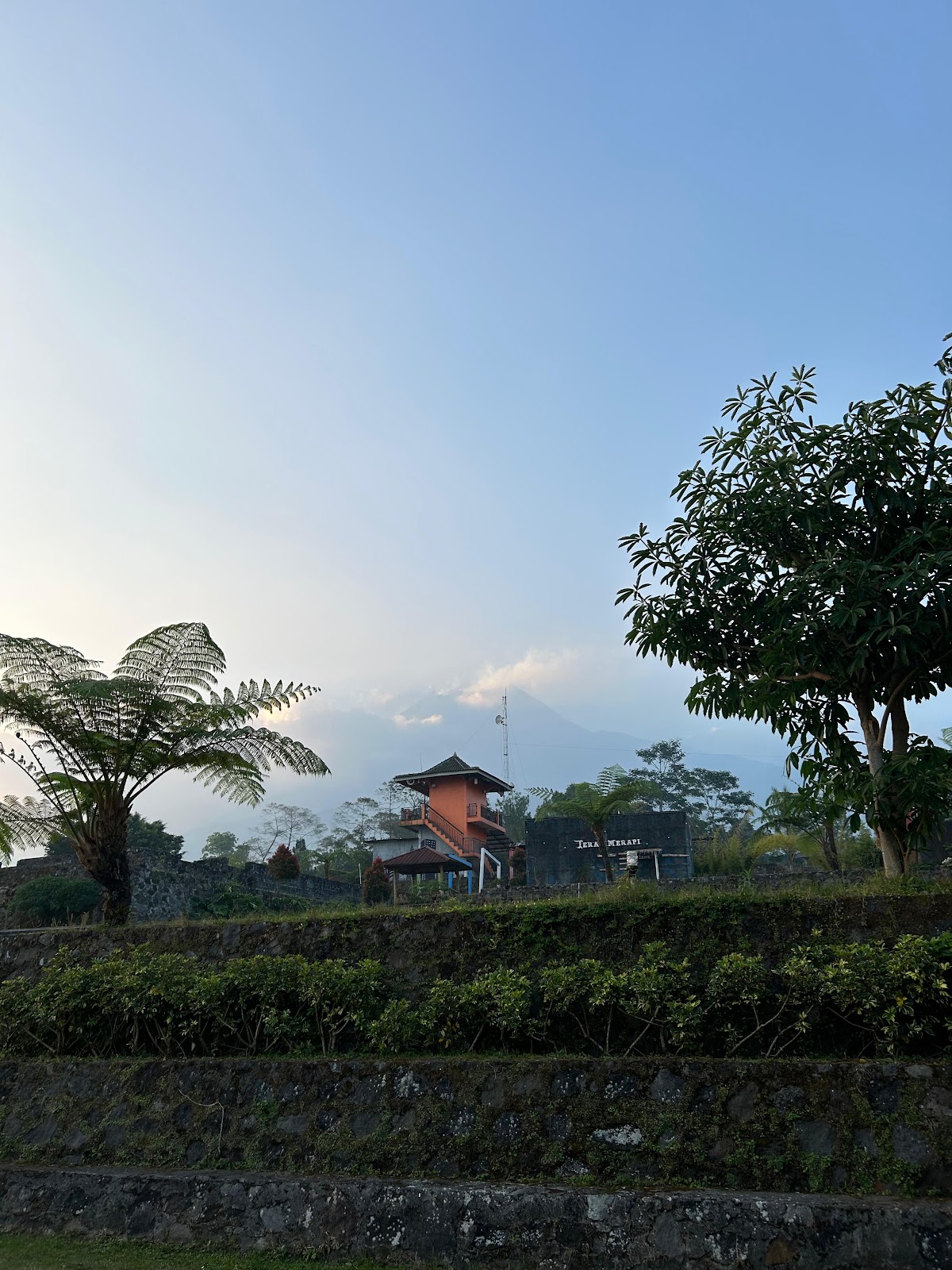 Spot foto dengan latar Gunung Merapi — foto 2