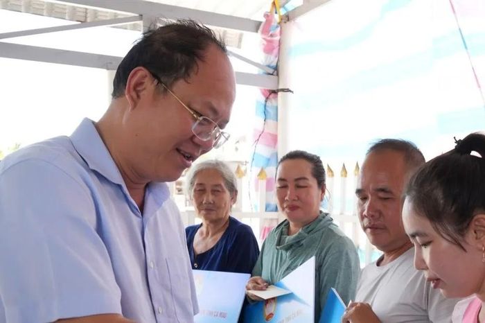 Bí thư Tỉnh ủy Cà Mau thăm hỏi các hộ dân bị ảnh hưởng do sạt lở - Báo Sài Gòn Giải Phóng