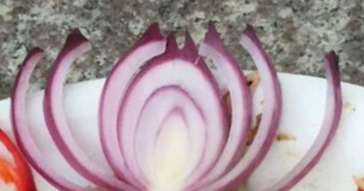 TỈA BÔNG SEN BẰNG HÀNH TÂY