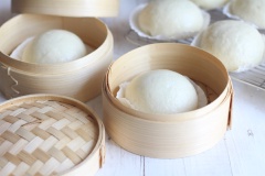 Với hướng dẫn làm bánh bao nhân thịt đơn giản này, bạn sẽ làm ra những chiếc bánh bao trắng bông, xốp mịn, nóng hổi với hương thơm ngào ngạt tỏa khắp gian bếp gia đình. Tuy vỏ bánh bao nhân thịt làm theo cách này sẽ nở ít hơn so với vỏ bánh bao bạn mua ngoài tiệm, nhưng bù lại khi ăn sẽ tạo cảm giác no hơn, bánh không bị quá xốp và rỗng, giữ được độ ẩm tiết ra từ nhân thịt khi hấp. Chúc bạn thành công với cách làm bánh bao nhân thịt và làm ra những chiếc bánh nóng hổi chiêu đãi gia đình nhé!