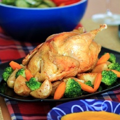 Bày gà ra đĩa, xếp khoai tây, bông cải xanh và cà rốt xung quanh. Rưới phần nước nướng gà lên trên và thưởng thức.