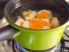 Cho khoai tây và cà rốt vào nồi nước sôi. Luộc khoai tây và cà rốt cho chín sau đó vớt ra, để nguội bớt.