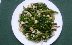 Cho đậu phộng vào, nêm gia vị hạt nêm, muối, bột ngọt vừa ăn. Tắt bếp, cho món ăn ra đĩa là xong rồi đấy! Không cần phải những món ăn đắt tiền để lấy lòng cả nhà đâu nha.