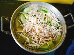 Sau khi nước dùng sôi, cho cá vào nấu đến khi chín. Nêm thêm vào đó 1 muỗng canh nước mắm. Sau khi cá chín, cho giá và bạc hà vào.