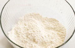 Trong một cái tô khác, cho bột mì, bột nở, muối nở và muối vào, trộn đều. Cho tô hỗn hợp ướt vào tô hỗn hợp bột khô rồi trộn lại. Cho bơ lạt đã đun chảy vào trộn cho tới khi hòa quyện.