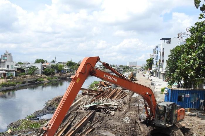 TP Hồ Chí Minh: Dự án kênh Tham Lương - Bến Cát rạch Nước Lên còn ngổn ngang - Báo Đại Đoàn Kết