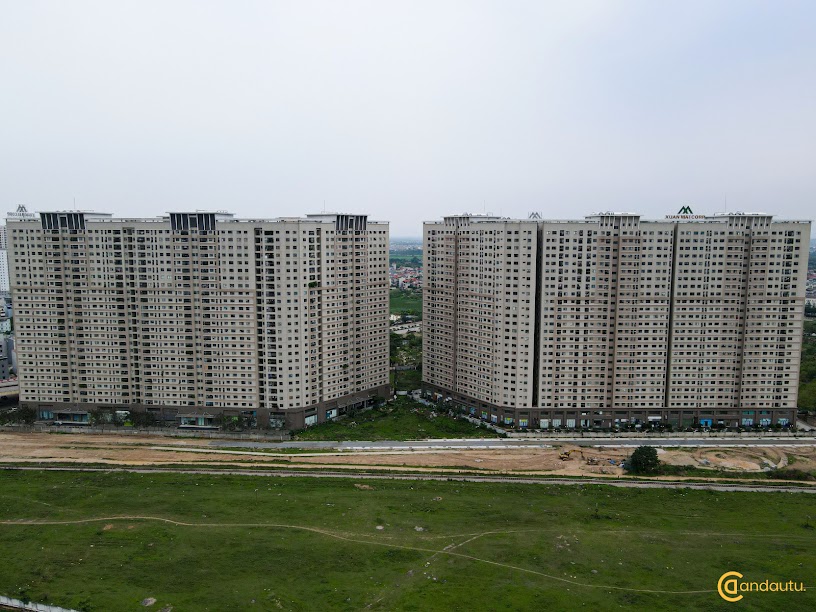 <p>Chung cư Xuân Mai Complex được chủ đầu tư xây dựng trên khu đất có diện tích 28.632m2 với mật độ xây dựng 35%. Dự án có quy mô gồm 5 tòa căn hộ chia thành 2 Block. Block 1 gồm 2 tòa K-L và Block 2 gồm H-G-F cao 25 tầng, được phân bổ như sau:</p>
<ul>
<li>Tầng hầm: Gồm 2 tầng bãi đỗ xe cho cư dân</li>
<li>Tầng 1 và tầng lửng: Tầng dịch vụ</li>
<li>Tầng 2 - 25: Tầng căn hộ cấp.</li>
</ul>