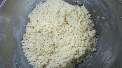 Thêm 100g bột mì và 100g bột bắp vào hỗn hợp trên, trộn nhẹ hỗn hợp rồi dùng máy đánh hỗn hợp đến khi bột được trộn đều, không còn bột dư trong âu.