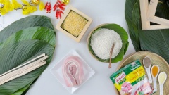 Chuẩn bị nguyên liệu làm 5 chiếc bánh chưng xanh (khuôn bánh 14x14cm) gồm: 1.5kg gạo nếp ngon, 800gr đậu xanh cà vỏ, 300gr thịt ba chỉ, 1 bó lá dong (hơn 20 lá), 1 bó dây lạc dùng để buộc và các loại gia vị thông thường khác.