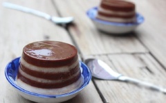 Đổ hỗn hợp rau câu chocolate lên lớp trên của rau câu đã đông tạo thành lớp thứ 2. Cho vào tủ lạnh để mát là bạn đã có ngay rau câu chocolate nhiều tầng rồi!