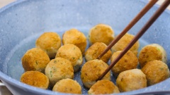 Bắc chảo lên bếp, cho 4 muỗng canh dầu ăn vào chảo, khi dầu nóng thả từng viên chả cá vào chiên với lửa vừa đến khi vàng mặt thì tắt bếp.