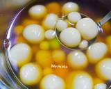 Cho đường thốt nốt,gừng,một xíu muối và nước cho tất cả vào nồi nấu sôi cho đường tan hết.Trong khi nồi đang sôi vớt các viên bột từ thâu nước lạnh cho vào nấu thêm khoảng 5 phút nữa là đã hoàn thành xong món chè trôi nước nhân dừa đậu xanh.