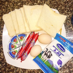 Sandwich cắt bỏ viền, cán mỏng, sau đó cắt làm đôi.