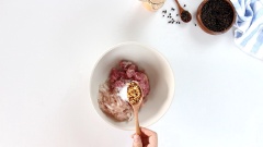 Trộn mỡ heo đã ướp cùng thịt vừa bằm và 1 muỗng canh muối, 1 muỗng canh rượu mai quế lộ, 1/2 muỗng canh bột ngọt, 20gr tiêu, 1 muỗng canh tỏi phi, 1/2 ống rượu áp xanh để làm tăng thêm vị đặc trưng của lạp xưởng. Dùng tay trộn thật đều cho hỗn hợp hòa quyện.