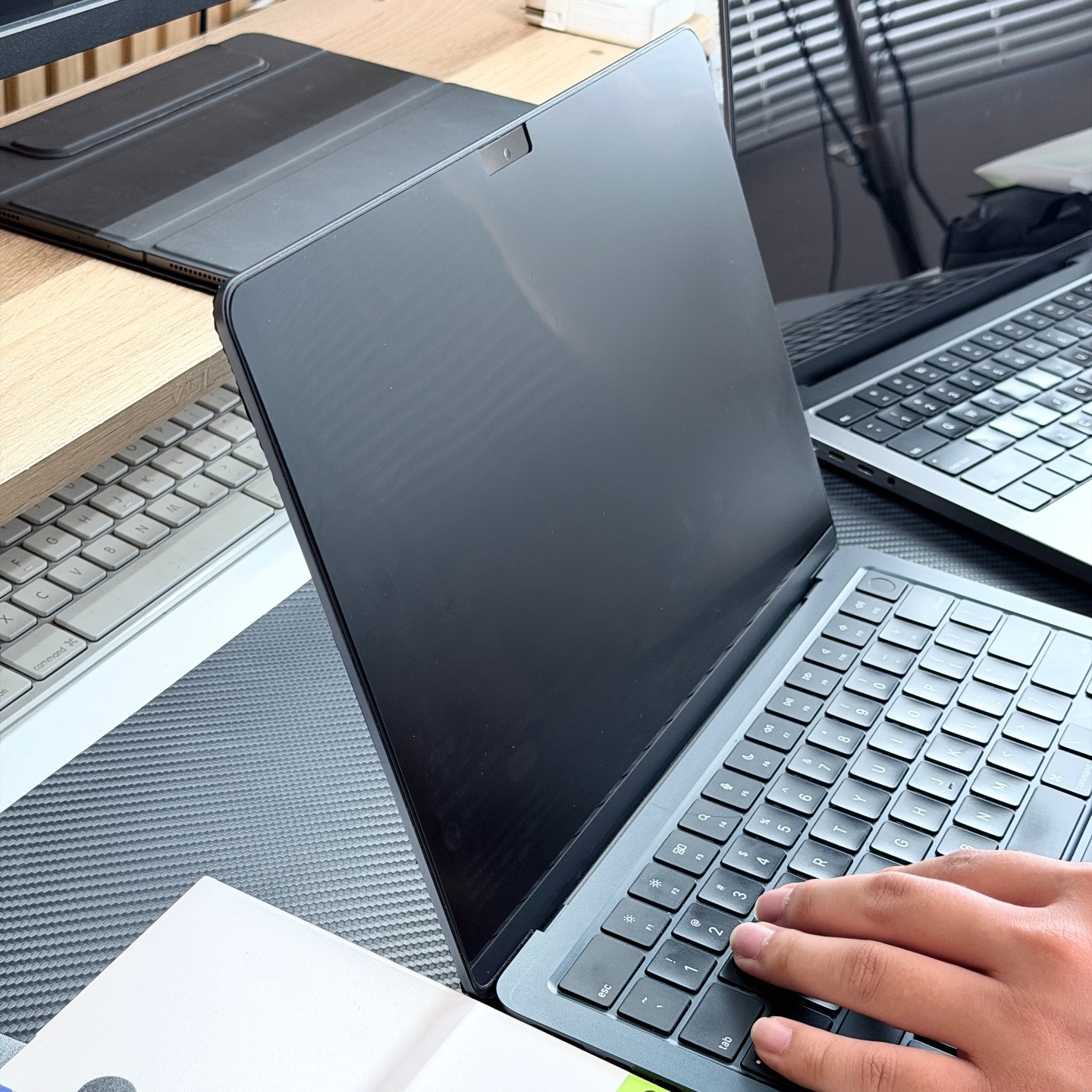 Mở hộp miếng dán chống nhìn trộm Innostyle MagGuard Privacy cho MacBook