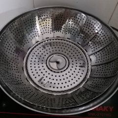 Bật bếp, bắt 1 cái nồi lên bếp, cho vào nồi 500ml nước và đun sôi. Gà sau khi ướp cho gà ra dĩa lớn, có đáy trũng. Nước sôi, cho vĩ hấp vào nồi (cẩn thận kẻo hơi nước bóc lên sẽ bị bỏng). Cho dĩa gà vào nồi, đập nắp lại hấp 5 phút.