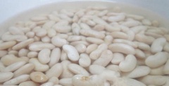 Đậu trắng đãi sạch, loại bỏ hạt hỏng, ngâm nước cho nở. Tôm bóc vỏ, rửa sạch.