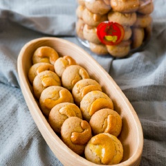 Hạt điều béo bùi được chế biến thành bánh quy không chỉ ngon miệng mà còn giàu năng lượng. Bánh có thể bảo quản kín trong bao ở nơi thoáng mát hoặc trong hũ, lọ tùy thích.