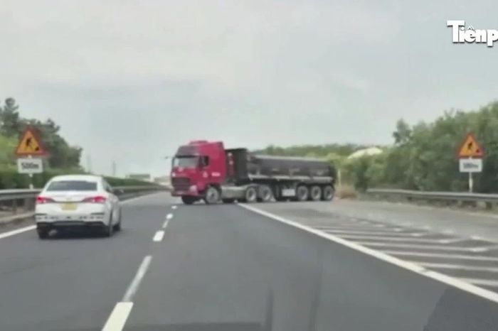 Rùng mình xe đầu kéo 'diễn xiếc' trên cao tốc TPHCM – Long Thành – Dầu Giây - Báo Tiền Phong