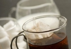 Ngâm trà túi lọc vào 400ml nước sôi trong khoảng 10-15 phút cho trà ra chất. Sau đó thêm 50g đường vào, khuấy tan đều.