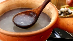 Vớt bỏ phần vỏ hến, để nồi yên 1 chút cho phần cát còn sót lại lắng xuống đáy nồi. Lúc này mới đổ phần nước luộc hến vào một chiếc nồi khác, đổ từ từ cẩn thận để không làm khuấy động phần cát lắng phía dưới. Với 300ml nước luộc hến thì nêm vào 5gr gừng thái lát và 1/2 muỗng canh hạt nêm rồi khuấy đều. Gừng sẽ giúp cân bằng lại tính hàn của hến, phần nước luộc dùng làm canh để ăn kèm với cơm hến và mắm ruốc nên chỉ cần nêm gia vị thật nhẹ nhàng. Đun sôi nước canh và giữ nóng đến khi dùng.
